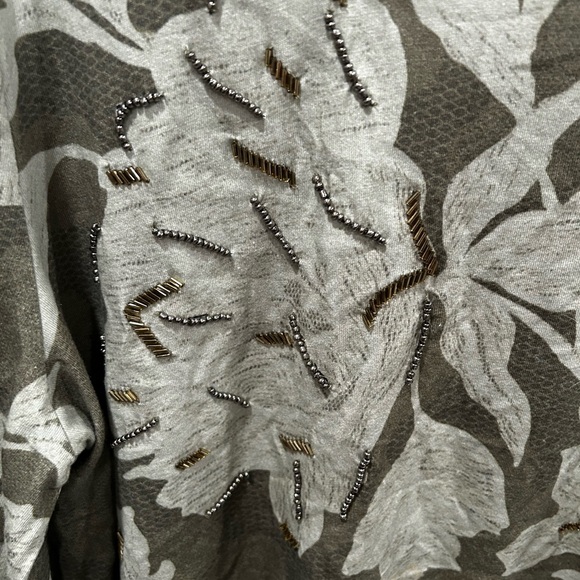 📸Chico's Olive Green Top with Floral Design size 4 GUC - Picture 6 of 8